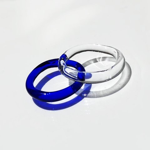 重ねづけもカワイイ！　細身・軽やかリング　シンプル・ストレートのガラスの指輪　コバルトブルー