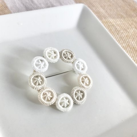 刺繍糸のリースブローチ(white)