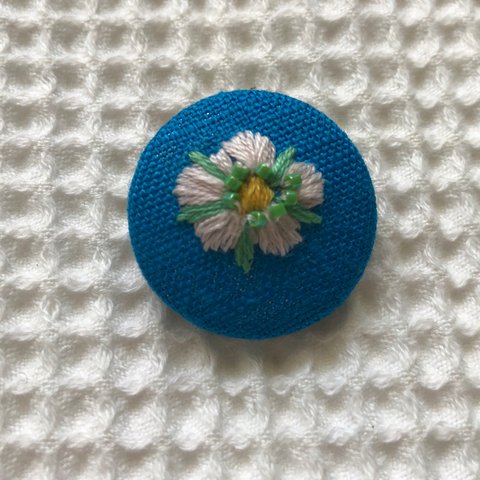 直径約3㎝ ビーズ刺繍の包みボタンブローチ ☆野いちごの花