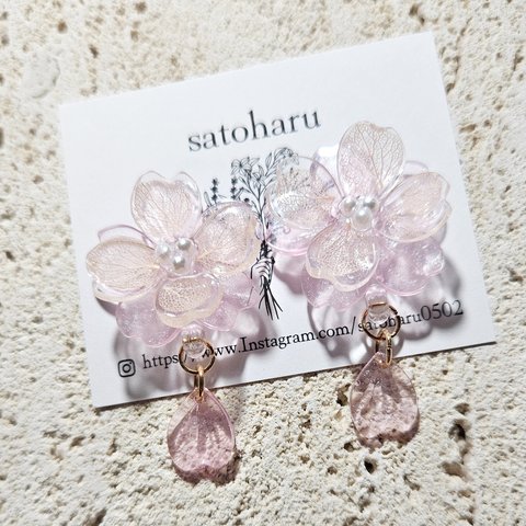 桜の花びらと紫陽花ピアス