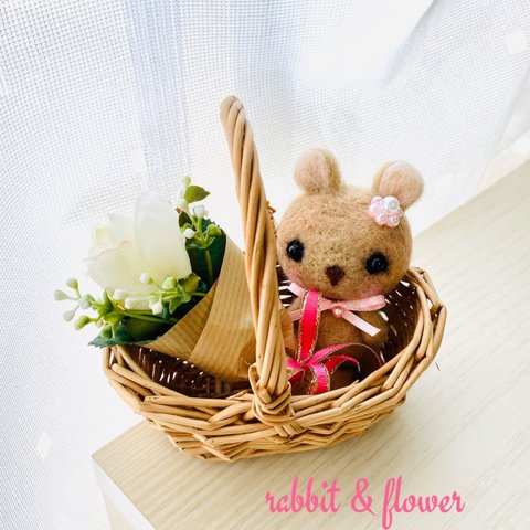 かごの中の羊毛フェルトのうさぎさんとお花💐