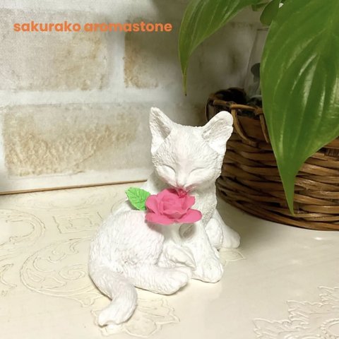 「薔薇を愛でるねこちゃん」　アロマストーン