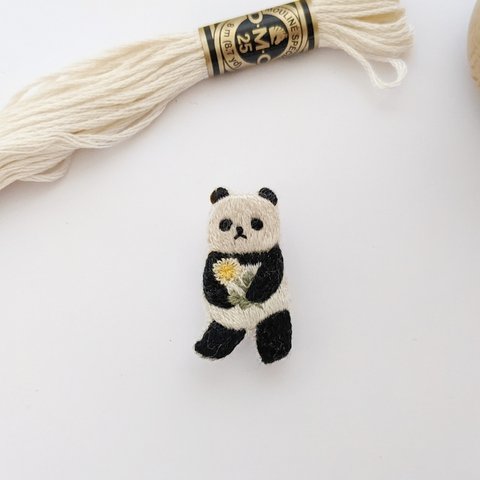 たんぽぽを届けるパンダ　刺繍ブローチ