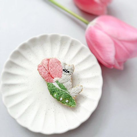 チューリップと猫の刺繍ブローチ