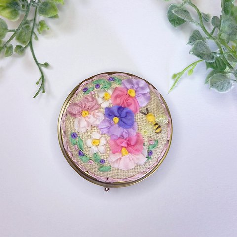 リボン刺繍　パンジーとハチのアクセサリー／ピルケース　大