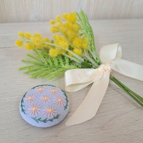 カモミールな刺繍マグネット【水色生地×ピンクのお花】