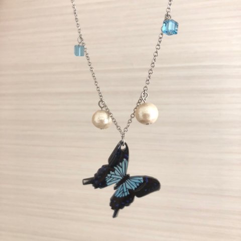 青いアゲハ蝶のネックレス