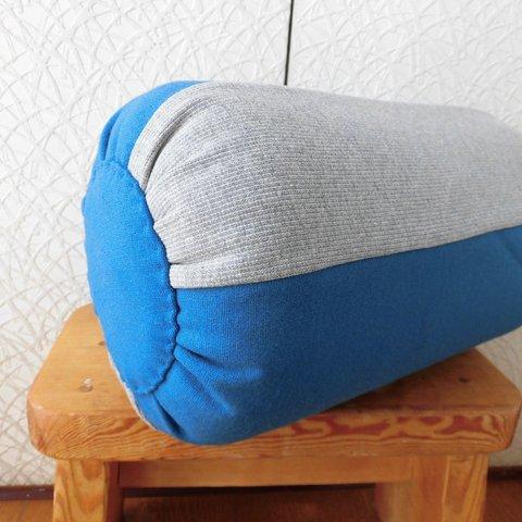 和の枕型クッション❺・青とねずみ色・ペッちゃんこしにくい・布団綿入り・お昼寝枕・リブ調ニット地・ボーリングボール大・プレゼント