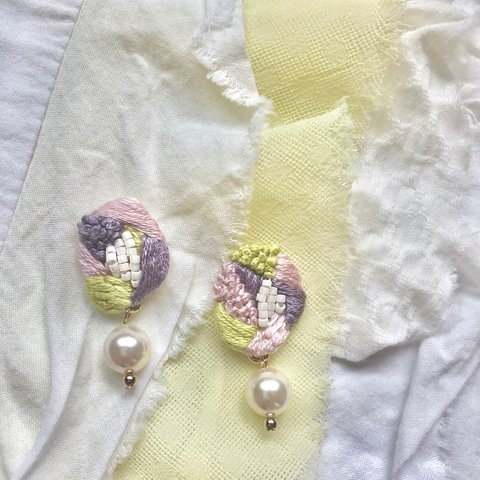 ビーズ刺繍（ピンク×ライトグリーン）:: ビーズ　刺繍　イヤリング　ピアス　樹脂　樹脂イヤリング　樹脂ピアス　パール　シルバー　アシンメトリー　オレンジ ::