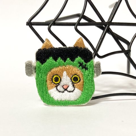 フランケンに仮装した茶白猫ちゃんの刺繍ピンブローチ or ヘアゴム ハロウィン