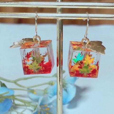 【再販】秋の紅葉🍁の綺麗なキューブ型ピアス／イヤリング 