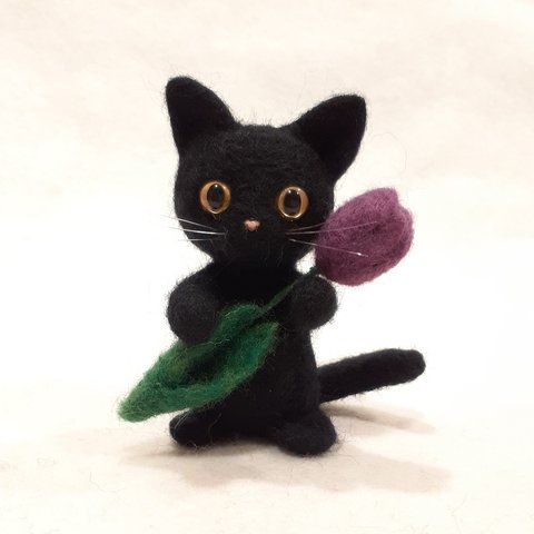 羊毛フェルトの猫　お花をプレゼントする黒猫ちゃん