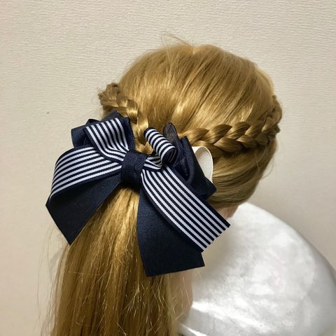 ネイビーの大人可愛いふんわりヘアリボン ポニーフック ストライプリボン