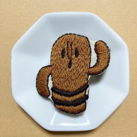 陽気なハニワの刺繍ブローチ