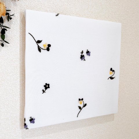 刺繍生地スミレ✳︎ファブリックパネル✳︎北欧や✳︎壁、ナチュラルインテリア、子供部屋