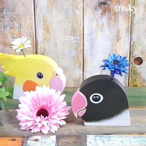 鳥のオブジェ　花とボタンインコ（羽根のブローチスタンド兼用）