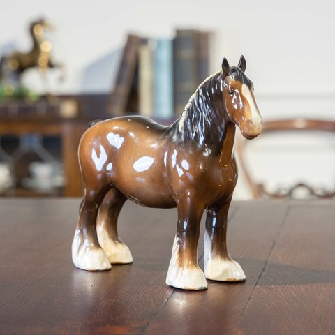 【BESWICK ベスウィック】どっしりと大きな馬体を持つシャイアーホースを表現 ブラウン ホースフィギュリン　2000019002451