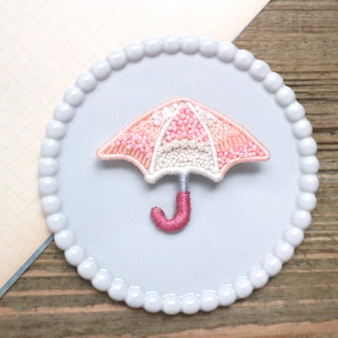 【傘／もも】刺繍ブローチ 【umbrella】