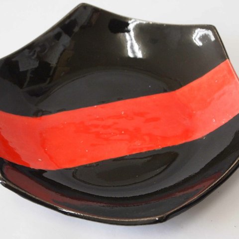 赤と黒の皿