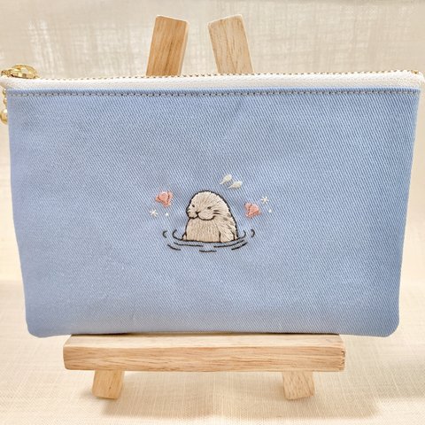 水面からひょっこりアザラシ🦭　刺繍ポーチ