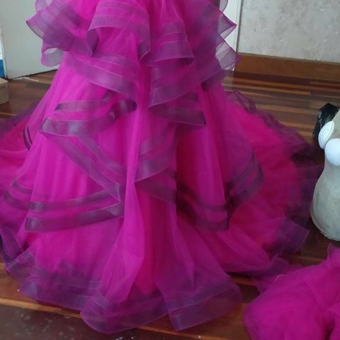 ボリュームたっぷり 　カラードレス 　憧れのドレス エレガント 上質オーガンジー  ビビッドピンク