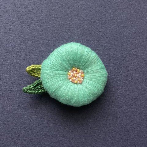 大きなお花の刺繍アクセサリー（エメラルドグリーン）