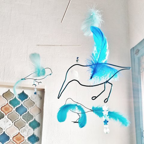 【青い鳥】ヒスイ色の歌声 女の子 子供部屋 3羽の  鳥 モビール 夏  北欧テイスト シンプル フェザー インテリア BlueBird 幸せの青い鳥