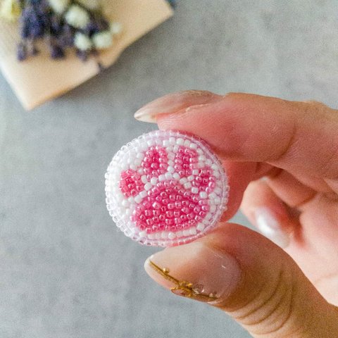 肉球ピンバッチ　バッグやポーチに、ちょこんと可愛いビーズ刺繍のピンバッジ　犬や猫好きさんへ♡