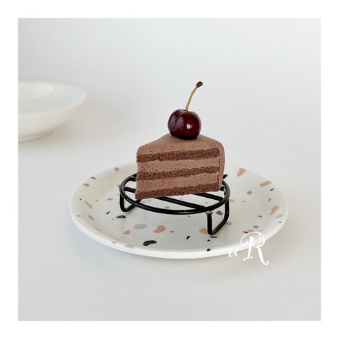 【限定１点のみ】ダークチェリーチョコレートケーキ［食品サンプル|ミニチュアスイーツ|フェイクスイーツ|クレイケーキ|さくらんぼ|韓国カフェ風|ケーキ屋さんごっこ|ショートケーキ|レジン|おままごと］