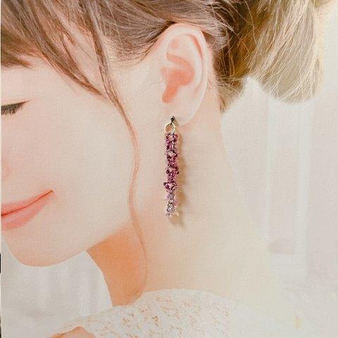 藤色の揺れるロングピアス / イヤリング　ゆらゆら揺れる　女性らしい　春　藤の花　ラベンダー