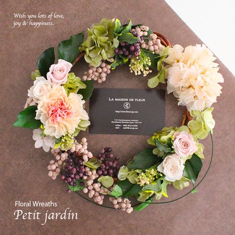 カーネーションとベリーのナチュラルリース21cm・ Petit jardin（ピーチ）誕生日 退職 結婚祝 開店祝 新居祝  