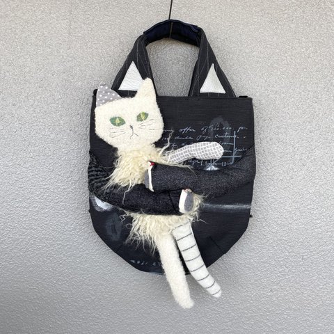 抱っこ猫のバッグ(モノトーンと白ネコちゃん)
