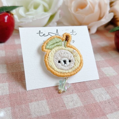 さくらんぼくま　レモンイエロー　刺繍　ピンバッチ