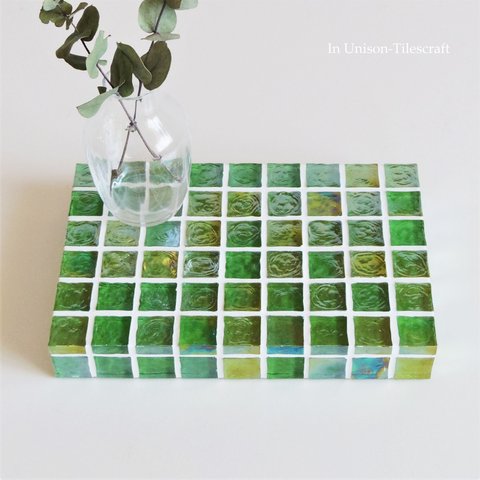 グリーン ガラスモザイクタイルのディスプレイトレイ（飾り台・小物置き・什器）中サイズ【受注制作】