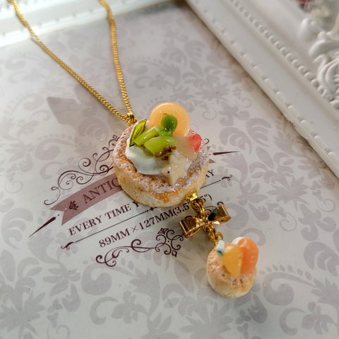 ミックスフルーツが乗ったふわふわパンケーキの2連リボンネックレス🍊🥝🍑✨