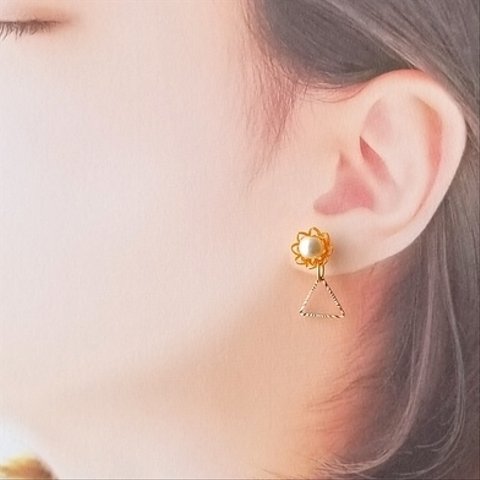 プチフラワーの三角ピアス | イヤリング