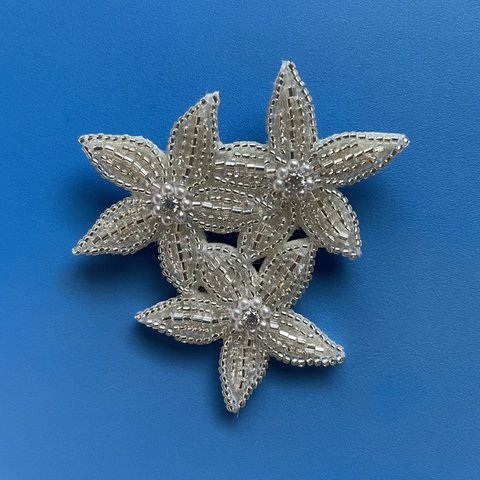 お花のビーズ刺繍ブローチ