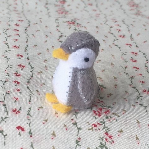 小さなペンギンちゃん フェルトマスコット(グレー)