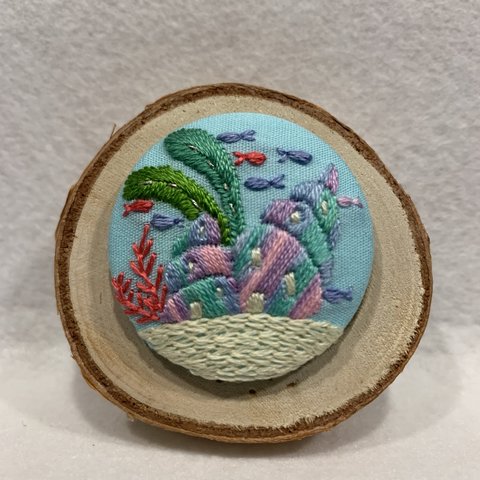 くるみボタン刺繍　ヘアゴムorブローチ　お魚の楽園