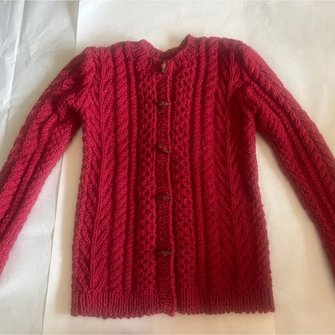 手編み　渋赤色のカーディガン