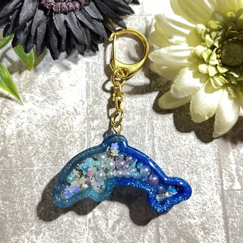 レジン シェイカー シャカシャカ オイル キーホルダー 海の生き物 いるか イルカ型 グラデーション イメージ 砂 青色 水色 キラキラ ラメ入り 小さめ ナスカン 鍵 ブリオン パーツ ゆらゆら