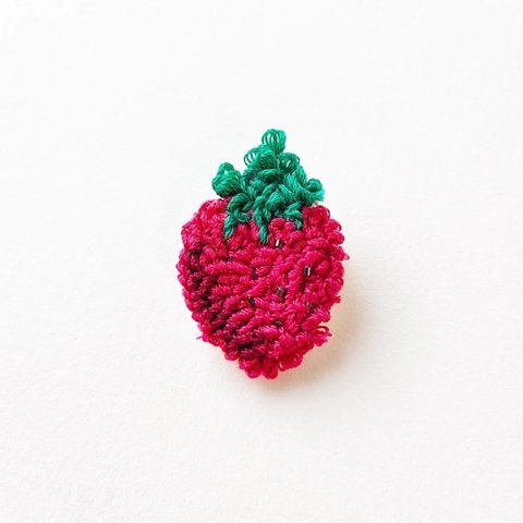 鮮やかないちごブローチ　パンチニードル刺繍　ミニサイズ