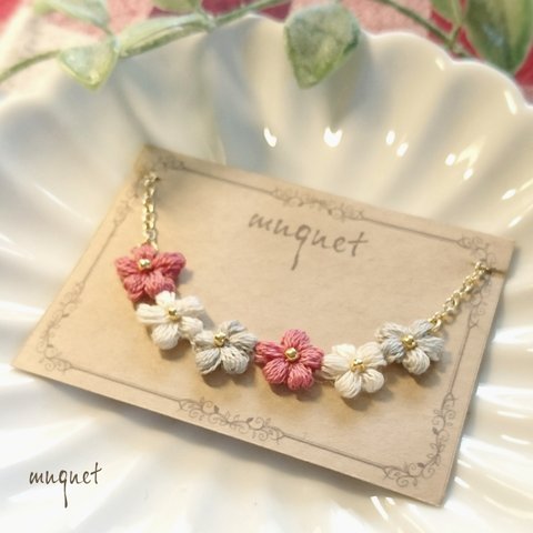 刺繍糸の小さなお花のネックレス