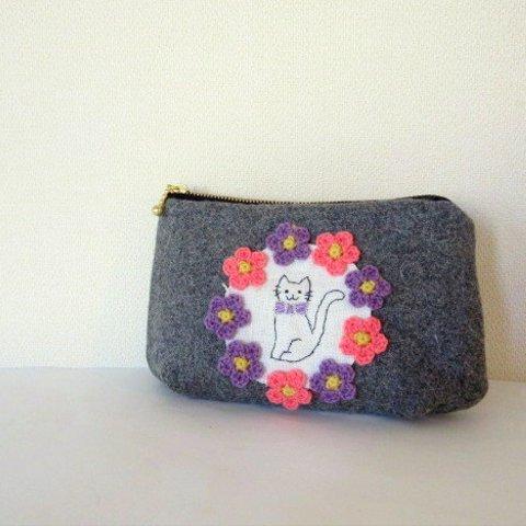 お花とねこ刺繍のウールポーチC