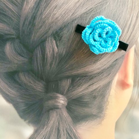 ブルーのお花のヘアクリップ　普段使いにもお出掛けにも