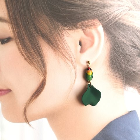 ボタンインコ×マッド花びらピアス