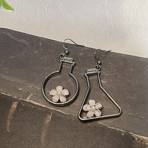 864.大ぶりフラスコ（お花入）のピアス