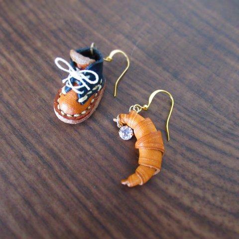 ミニチュア ブーツと三日月？ のピアス