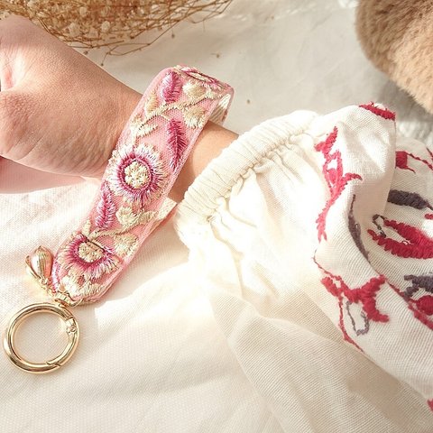 インド刺繍リボン の キーホルダー ストラップ ♡ ピンクフラワー