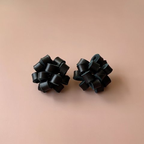 Leather Flower BK ear cuff (NO.3909)